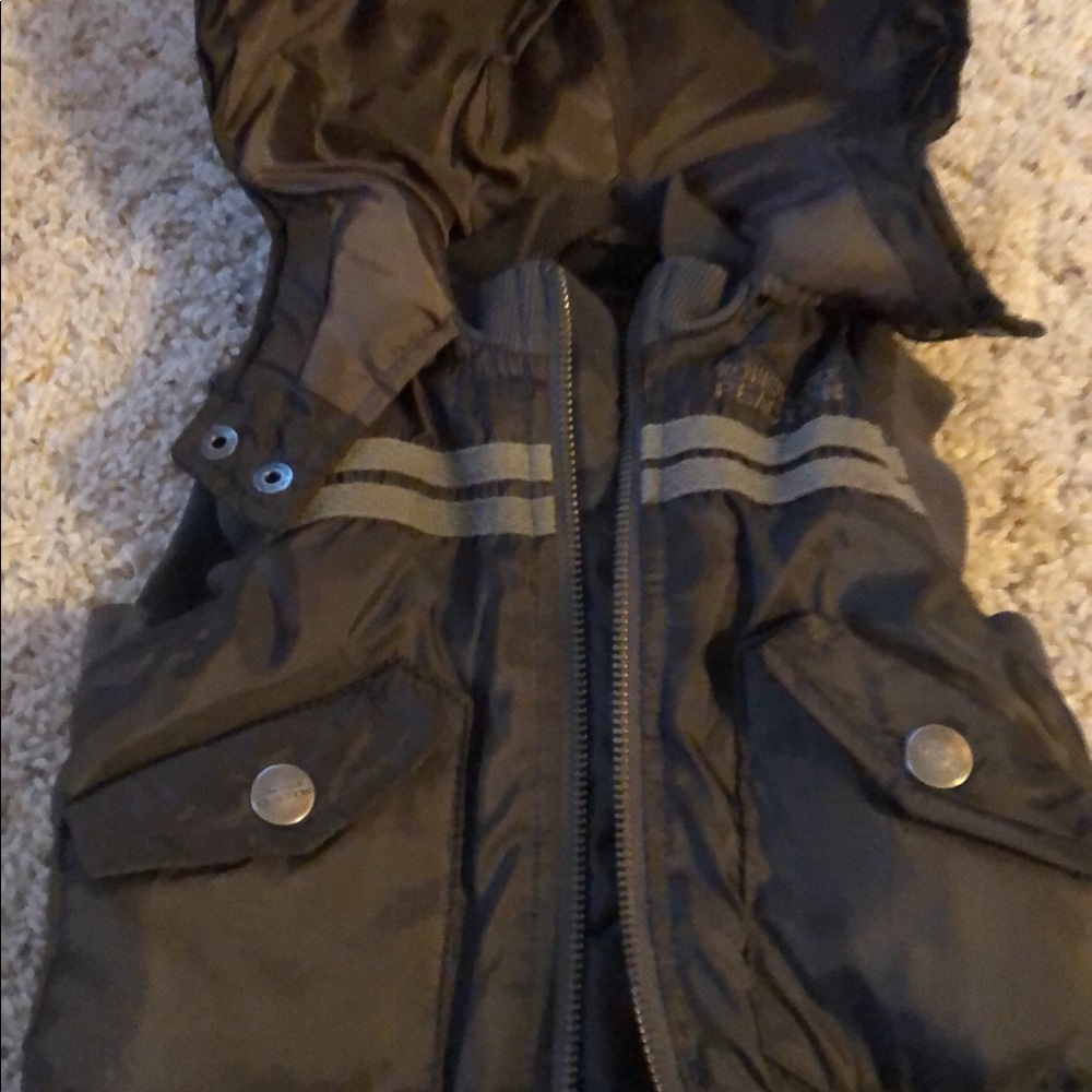 Kenneth cole olive vest